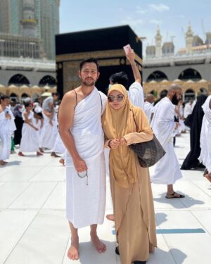 Zulin Aziz Instagram - ❤️ Happy 2nd Anniversary to us ❤️

  20.2.2022

رَبَّنَا هَبْ لَنَا مِنْ أَزْوَاجِنَا وَذُرِّيَّاتِنَا قُرَّةَ أَعْيُنٍ وَاجْعَلْنَا لِلْمُتَّقِينَ إِمَامًا

Rabbana hablana min azwaajina wa dzurriyyatina qurrata a’yuniw waj’alna lil muttaqiena imaamaa.

Maksudnya: “Ya Tuhan kami, anugerahkanlah kepada kami, pasangan kami dan keturunan kami sebagai penyenang hati (kami), dan jadikanlah kami sebagai imam bagi orang-orang yang bertaqwa.”