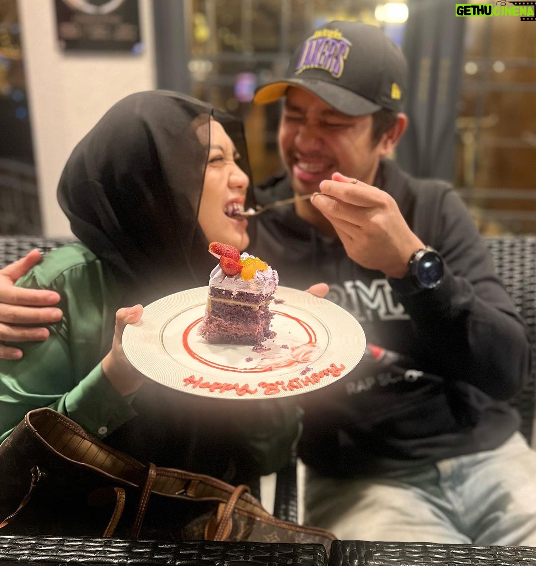 Zulin Aziz Instagram - Pibedayyyyy to me 🎂 Tahun ni sambut sama2 memandangkan dua2 Lahir November! Harini hari kita. Kita tua sama2 okay 🥰 @farhannorzaini Love you ! Till jannah,amin 🤲🏻 Doakan yang baik2 buat kami yaa❤️