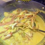 Zulin Aziz Instagram - Masak Lemak Ketam siappp!👩🏻‍🍳 Konpiden je ek aku letak garam tu… Kang adjust laa kan ..harap2 cukup rasa🧚🏽‍♀️ Semalam berbuka rumah mertua, Harini berbuka rumah mama pulak. Adik beradik Zulin berkumpul harini. Jadi…kita bawak bekal Masak Lomak ketam. Kejap lagi nak pergi Bazaar..teringin Ayam Golek 😋 Korang masak apa berbuka harini? #puanzulinkedapur
