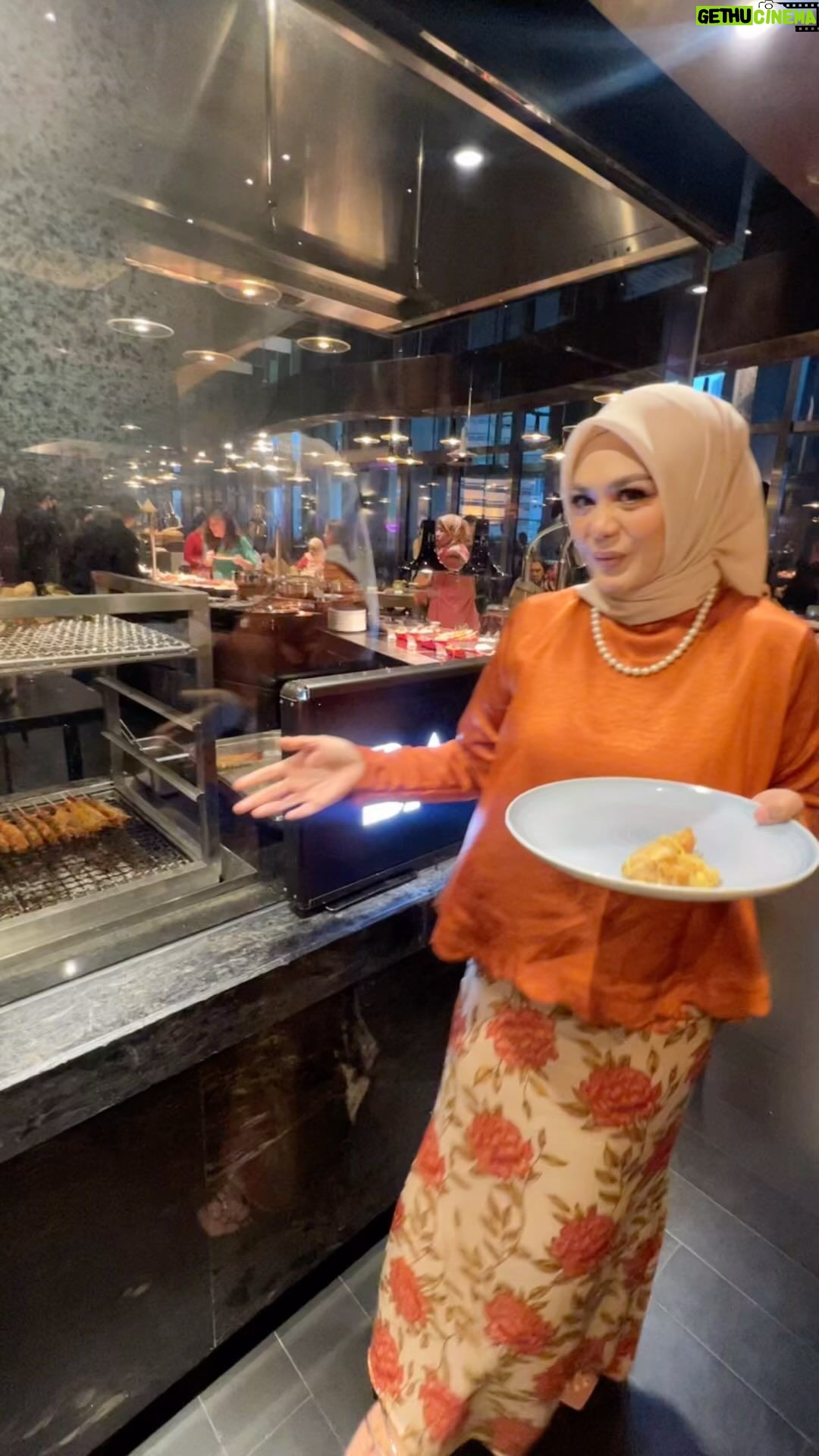 Zulin Aziz - 8.7K Likes - Semalam Zulin pergi preview Buffet Ramadan
dekat @wkualalumpur … MashaAllah sedapnya menu dia!!
Sampai sekarang tak bole move on ..teringat-ingat.
Yang specialnya ada Roti wagyu tu…
Dia punya pengat durian,pulut aduhh!!
Eh semualah sedap 😋
Korang boleh la cuba nanti berbuka dekat sini ❤️
Bazaar Malam @wkualalumpur