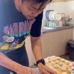Zulin Aziz Instagram - Menu Lunch harini : 4-2 ⚽️ Jemput makan semua 😋 Resepi Roti Puri : Tepung gandum 3 cawan 2 sudu kecil planta/margerin 1sudu besar gula 1 sudu kecil garam halus Gaulkan,letak air sikit demi sikit dan uli sampai tak melekat dekat tangan.Restkan dalam 10 minit .Carik dan buat bulat2 kecik. Lepastu lenyekkan sebelum goreng. Zulin pakai lesung batu Sebab xde natang tu🤣 Nak goreng tu kena pakai minyak yg banyak n betul2 panas. Lepastu siram kat atas dia bg menggelembung mcm dlm video tu ha. Ok siap! Senang je sbb ni resepi mudah.com Kalau betul2 punya kena beli tepung atta tu. Tp hat ni pon dah sedappp eh😋. Selamat mencubaAaa👩🏻‍🍳 #puanzulinkedapur