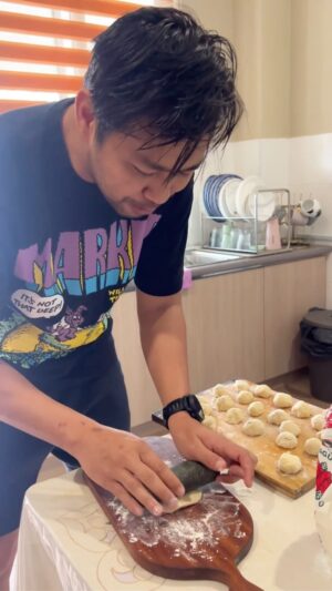 Zulin Aziz Instagram - Menu Lunch harini : 4-2 ⚽️

Jemput makan semua 😋

Resepi Roti Puri :

Tepung gandum 3 cawan
2 sudu kecil planta/margerin
1sudu besar gula
1 sudu kecil garam halus

Gaulkan,letak air sikit demi sikit dan uli sampai tak melekat dekat tangan.Restkan dalam 10 minit .Carik dan buat bulat2 kecik.
Lepastu lenyekkan sebelum goreng.

Zulin pakai lesung batu 
Sebab  xde natang tu🤣

Nak goreng tu kena pakai minyak yg banyak n betul2 panas. Lepastu siram kat atas dia bg menggelembung mcm dlm video tu ha.

Ok siap! Senang je sbb ni resepi mudah.com
Kalau betul2 punya kena beli tepung atta tu.
Tp hat ni pon dah sedappp eh😋.
Selamat mencubaAaa👩🏻‍🍳

#puanzulinkedapur