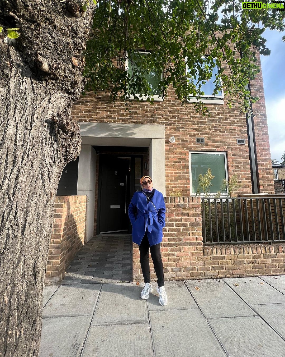Zulin Aziz Instagram - Jom Zulin nak share pengalaman di London🇬🇧 Masa stay dekat @theestatelondon ni memang mudah nak kemana pun.Jalan kaki je nak pergi Primark hehe. Train station pun dekat,ada surau , ada Halal market semua depan rumah. Memang jalan kaki je nak kemana pun. @theestatelondon sediakan kelengkapan memasak jgk + korang boleh la berjimat duduk London ni kan. Semua benda mahal tapi bila masak,mmg banyak sangat jimat sbb barang basah dia murah ! @theestatelondon ada 4 bilik dan 3 bilik air. Memang selesa utk satu family nak stay. Nanti korang follow and tengok kat @theestatelondon .korang mesti jatuh cinta dgn location,hiasan dia ish semualah perfect! Zulin nak menabung ni..nak repeat lagi. Haih xboleh move on la London ni. Cuaca best,org2 dia pun baik2,nak cari makanan halal,surau semua mudah kat London. Okay laa jom skodeng @theestatelondon . Nak lepas rinduuuuuu 😭 London, United Kingdom
