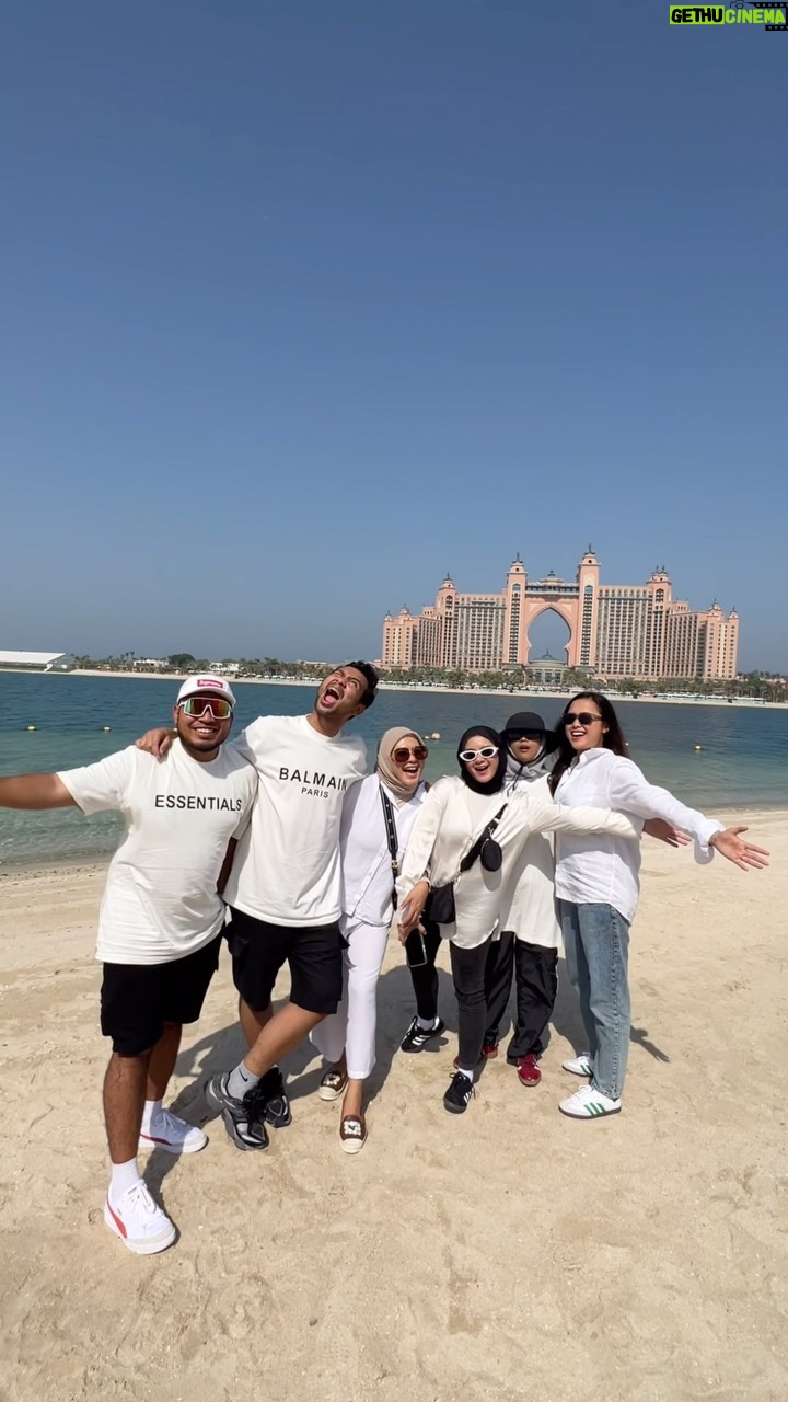 Zulin Aziz Instagram - Kalau korang ada Plan ke Dubai atau ada flight transit kat Dubai, Please contact @urbandesert.ae . Encik Hairul ni akan bawak korang jalan2,shopping,makan2 tempat yg best2 kat Dubai. Mudah nak communicate,orgnya pun baik hati dan kelakar.Berpengalaman dan berlesen itu yg penting! Btw kalau korang ada banyak masa boleh la singgah desert .bestnyaaa! Nak makan kedai Arab pun boleh je,cuma kami xlalu dah. Nak cari tekak melayu jgk 😆 Kalau transit selalunya akan lepak airport kan? Lepasni why not kan..alang2 tu jalan2 je. rugi tak jalan2 Dubai..best tau.. So jgn lupa contact @urbandesert.ae ok? Mesti korang puas hati . 5⭐️