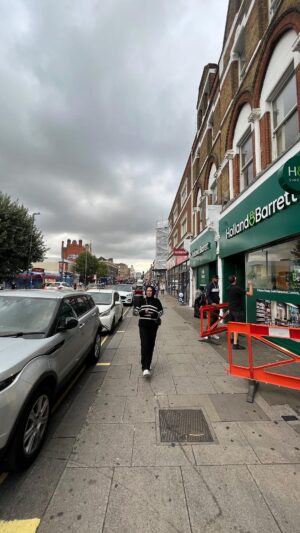 Zulin Aziz Instagram - Harini masak2 dekat London.
Zulin stay dekat @theestatelondon ..barang dapur semua cukup.Rasa berkobar2 nak masak dengan rumah yg cantik itu MashaAllah🥰

Tadi pergi pasar , beli apa yg halal.
. Itu yg Salmon masak apa ntah bedal lah janji sedap🤣

Licin semua makan.
Seminggu dekat Turki makan roti..
Sekali dapat nasi..hamek kauuuu

Dekat London ni 5G
Nak upload video sekelip mata je .
laju betul wifi!
Thank you @roamingmanmy ❤️

#puanzulinkedapur