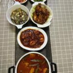 Zulin Aziz Instagram - Harini Zulin masak untuk keluarga Mertua 👩🏻‍🍳 Kari kepala ikan favourite Ayah mertuaku Ayam goreng garlic Sambal tumis udang Sayur kobis masak kicap Ulam Sambal mangga Korang masak apa harini? #puanzulinkedapur