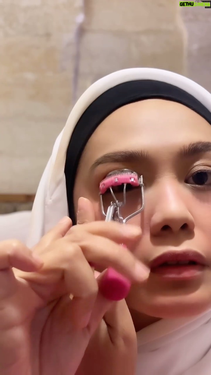 Zulin Aziz Instagram - Kat Turki cuaca sejuk tapi kadang2 panas berangin. Kulit zulin maintain tak kering pun kat sini. Foundation ni sejuk kat muka macam letak ais.Rasa fresh tau bila pakai foundation ni. Kalau korang cari foundation yg boleh enhance skin, Nampak natural n peloles, jgn lupa dapatkan ❤️ @skinellehq