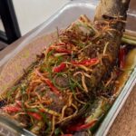 Zulin Aziz Instagram - Salam jumaat semua 👩🏻‍🍳 Harini Zulin buat Siakap masak kicap halia Lepastu kejap lagi nak masak sayur. Shiap! Harini suami cuti ,so takdela video bekal pergi kerja hehe. Dia lunch sama2 ngan kita harini lepas solat jumaat 🥰 Korang masak apa? #puanzulinkedapur