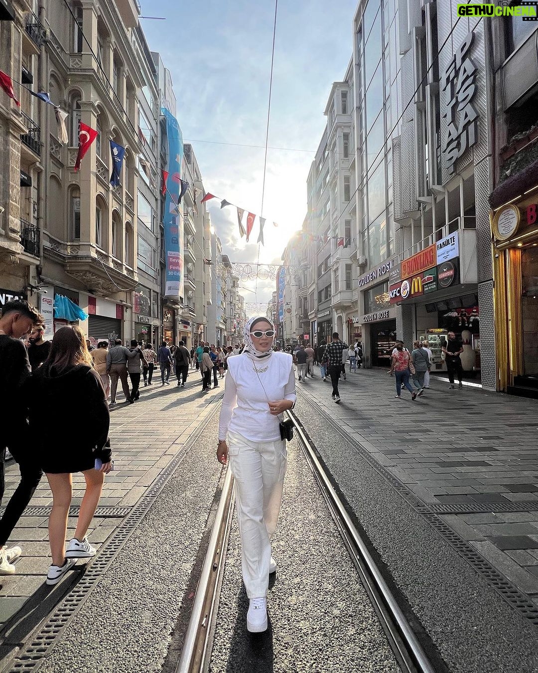 Zulin Aziz Instagram - Jalan2 cuci mata 😎 Istiklal Street, Takseem, Turkey