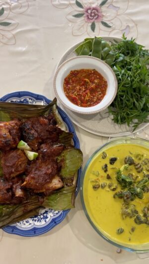 Zulin Aziz Instagram - Merdekaaa!!! 

Bila dah siap masak pun merdeka jugak kan hehe👩🏻‍🍳

Harini suami request nak makan ikan pari bakar sambal.
Zulin pulak dh potong ikan tu nak buat asam pedas.
Dah ketot2 pari aku…
Bedal laaaah.. janji sedap 😋.

Menu harini special utk suami ❤️

Siput sedut masak lemak
ikan pari bakar sambal
Ulam & petai rebus
sambal belacan + mangga muda

Selamat Menyambut Hari Kemerdekaan
Yg ke-66 buat seluruh rakyat Malaysia 🇲🇾

Semoga Malaysia terus Aman & Makmur Amin Ya Rab 🤲🏻

#puanzulinkedapur