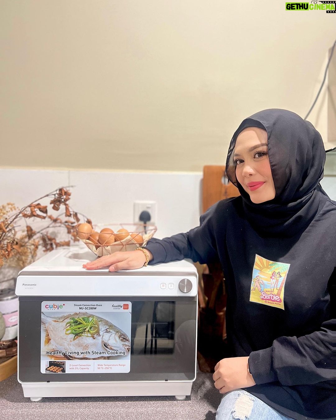 Zulin Aziz Instagram - Thank you so much Panasonice Cubie Oven sebab mudahkan kerja Zulin dalam memastikan masakan Zulin kekal sihat tanpa minyak dan bebas kotoran. Yang mana dah lama ikuti Zulin mesti tahu bertapa pentingnya diet sihat dan pemakanan untuk kekal sihat. Thanks to Cubie Oven, Zulin boleh buat banyak lagi masakan sihat! #CubieOven #SC280 #PanasonicCubieOven #PanasonicMalaysia #PanasonicCooking #PanasonicCookingMalaysia #HealthyEveryday
