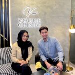 Zulin Aziz Instagram – Zulin ni ada masalah suka kopek jerawat!
Bila berparut muka mula lah stress…
Nasib baik ada rawatan hilang parut dekat @vogueclinickl .
Sekali laser dah boleh nampak result.
Untuk parut yg dalam 2-3 kali treatment sahaja.
Kalau korang ada parut jgn down ok.
Pergi @vogueclinickl . Korang akan puas hati dengan result dia!
Zulin yg suka kopek jerawat ni pun boleh licin kulit.
Thank you so much @vogueclinickl ❤️