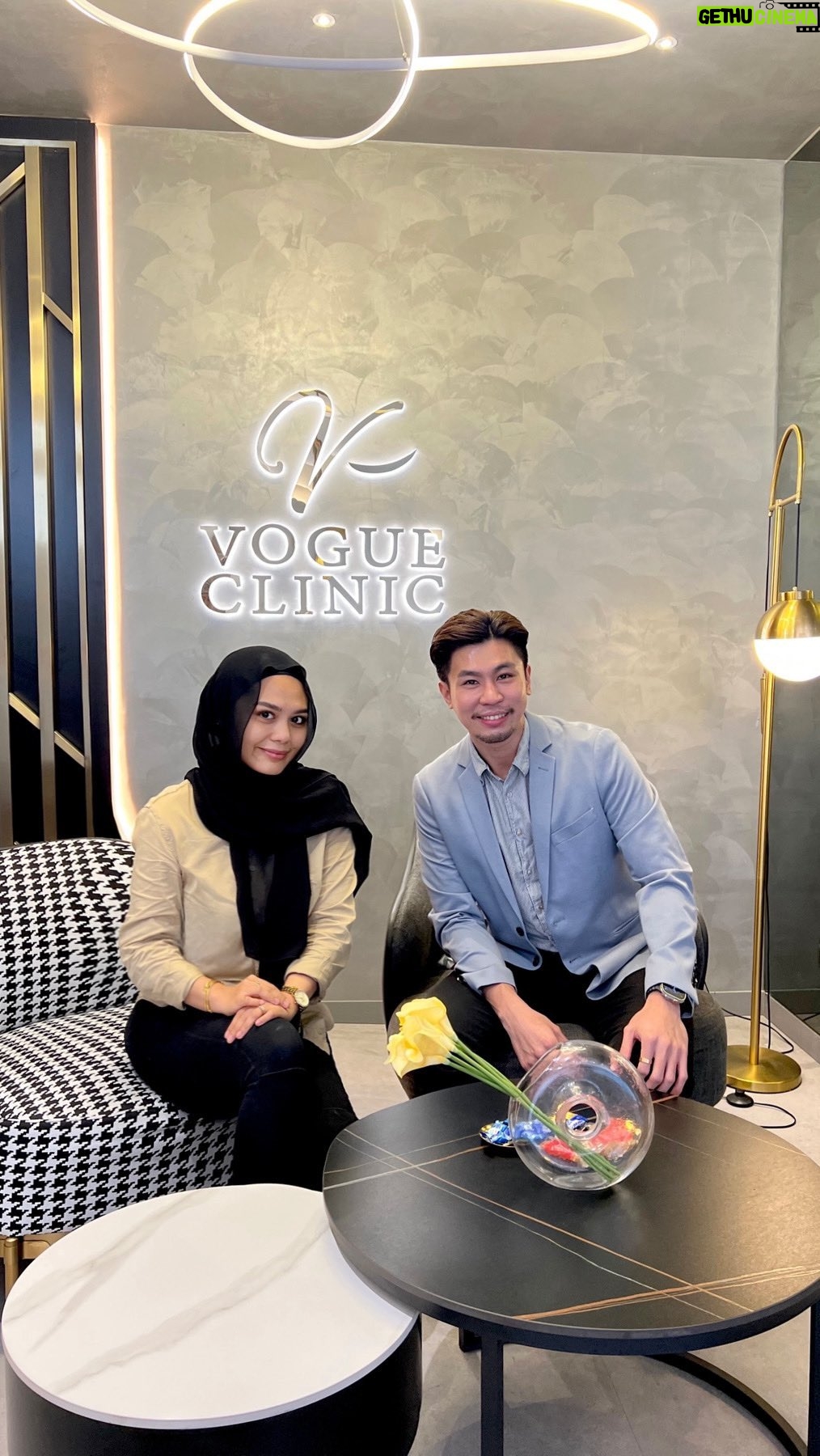 Zulin Aziz Instagram - Zulin ni ada masalah suka kopek jerawat! Bila berparut muka mula lah stress… Nasib baik ada rawatan hilang parut dekat @vogueclinickl . Sekali laser dah boleh nampak result. Untuk parut yg dalam 2-3 kali treatment sahaja. Kalau korang ada parut jgn down ok. Pergi @vogueclinickl . Korang akan puas hati dengan result dia! Zulin yg suka kopek jerawat ni pun boleh licin kulit. Thank you so much @vogueclinickl ❤️