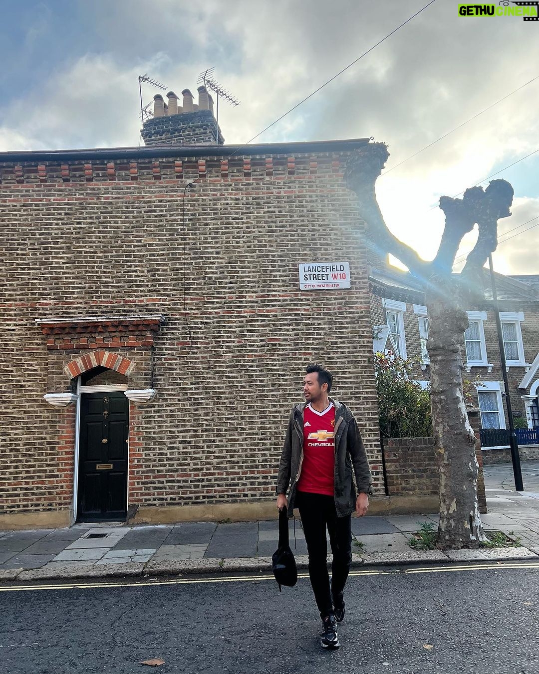 Zulin Aziz Instagram - Jom Zulin nak share pengalaman di London🇬🇧 Masa stay dekat @theestatelondon ni memang mudah nak kemana pun.Jalan kaki je nak pergi Primark hehe. Train station pun dekat,ada surau , ada Halal market semua depan rumah. Memang jalan kaki je nak kemana pun. @theestatelondon sediakan kelengkapan memasak jgk + korang boleh la berjimat duduk London ni kan. Semua benda mahal tapi bila masak,mmg banyak sangat jimat sbb barang basah dia murah ! @theestatelondon ada 4 bilik dan 3 bilik air. Memang selesa utk satu family nak stay. Nanti korang follow and tengok kat @theestatelondon .korang mesti jatuh cinta dgn location,hiasan dia ish semualah perfect! Zulin nak menabung ni..nak repeat lagi. Haih xboleh move on la London ni. Cuaca best,org2 dia pun baik2,nak cari makanan halal,surau semua mudah kat London. Okay laa jom skodeng @theestatelondon . Nak lepas rinduuuuuu 😭 London, United Kingdom