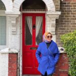 Zulin Aziz Instagram – Jom Zulin nak share pengalaman di London🇬🇧
Masa stay dekat @theestatelondon ni memang mudah nak kemana pun.Jalan kaki je nak pergi Primark hehe.
Train station pun dekat,ada surau ,
ada Halal market semua depan rumah.
Memang jalan kaki je nak kemana pun.
@theestatelondon sediakan kelengkapan memasak jgk + korang boleh la berjimat duduk London ni kan. Semua benda mahal tapi bila masak,mmg banyak sangat jimat sbb barang basah dia murah !
@theestatelondon ada 4 bilik dan 3 bilik air.
Memang selesa utk satu family nak stay.
Nanti korang follow and tengok kat @theestatelondon .korang mesti jatuh cinta dgn location,hiasan dia ish semualah perfect!
Zulin nak menabung ni..nak repeat lagi.
Haih xboleh move on la London ni.
Cuaca best,org2 dia pun baik2,nak cari makanan halal,surau semua mudah kat London.
Okay laa jom skodeng @theestatelondon .
Nak lepas rinduuuuuu 😭 London, United Kingdom