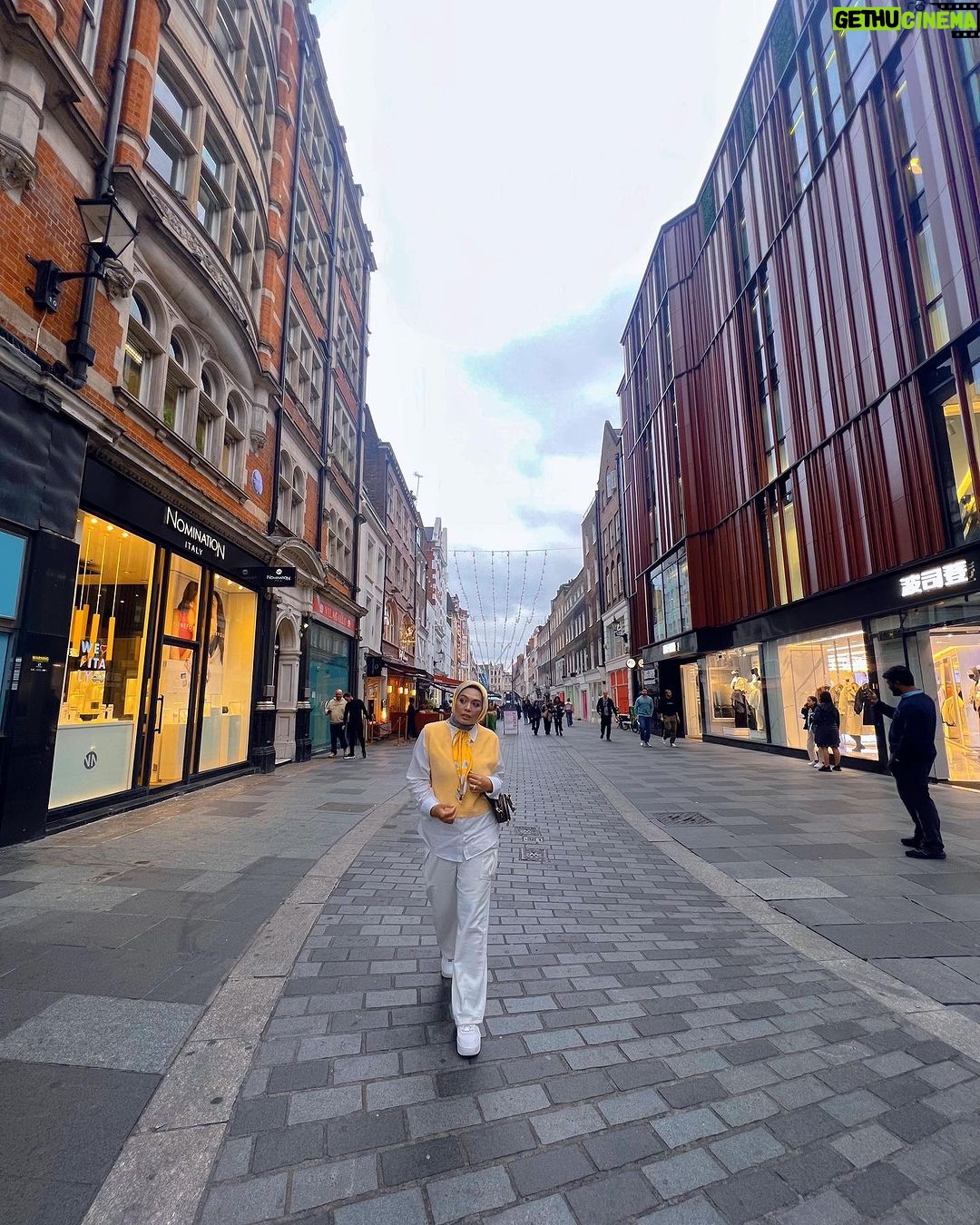 Zulin Aziz Instagram - Jom Zulin nak share pengalaman di London🇬🇧 Masa stay dekat @theestatelondon ni memang mudah nak kemana pun.Jalan kaki je nak pergi Primark hehe. Train station pun dekat,ada surau , ada Halal market semua depan rumah. Memang jalan kaki je nak kemana pun. @theestatelondon sediakan kelengkapan memasak jgk + korang boleh la berjimat duduk London ni kan. Semua benda mahal tapi bila masak,mmg banyak sangat jimat sbb barang basah dia murah ! @theestatelondon ada 4 bilik dan 3 bilik air. Memang selesa utk satu family nak stay. Nanti korang follow and tengok kat @theestatelondon .korang mesti jatuh cinta dgn location,hiasan dia ish semualah perfect! Zulin nak menabung ni..nak repeat lagi. Haih xboleh move on la London ni. Cuaca best,org2 dia pun baik2,nak cari makanan halal,surau semua mudah kat London. Okay laa jom skodeng @theestatelondon . Nak lepas rinduuuuuu 😭 London, United Kingdom