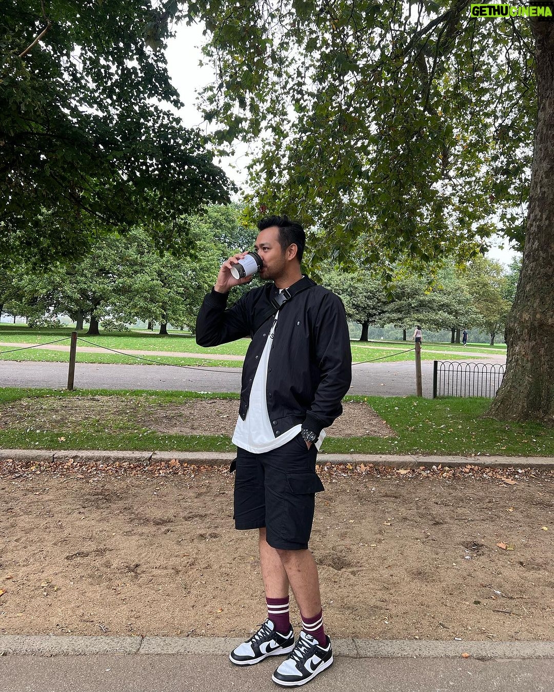 Zulin Aziz Instagram - Jom Zulin nak share pengalaman di London🇬🇧 Masa stay dekat @theestatelondon ni memang mudah nak kemana pun.Jalan kaki je nak pergi Primark hehe. Train station pun dekat,ada surau , ada Halal market semua depan rumah. Memang jalan kaki je nak kemana pun. @theestatelondon sediakan kelengkapan memasak jgk + korang boleh la berjimat duduk London ni kan. Semua benda mahal tapi bila masak,mmg banyak sangat jimat sbb barang basah dia murah ! @theestatelondon ada 4 bilik dan 3 bilik air. Memang selesa utk satu family nak stay. Nanti korang follow and tengok kat @theestatelondon .korang mesti jatuh cinta dgn location,hiasan dia ish semualah perfect! Zulin nak menabung ni..nak repeat lagi. Haih xboleh move on la London ni. Cuaca best,org2 dia pun baik2,nak cari makanan halal,surau semua mudah kat London. Okay laa jom skodeng @theestatelondon . Nak lepas rinduuuuuu 😭 London, United Kingdom