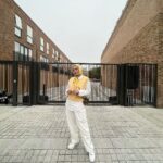 Zulin Aziz Instagram – Jom Zulin nak share pengalaman di London🇬🇧
Masa stay dekat @theestatelondon ni memang mudah nak kemana pun.Jalan kaki je nak pergi Primark hehe.
Train station pun dekat,ada surau ,
ada Halal market semua depan rumah.
Memang jalan kaki je nak kemana pun.
@theestatelondon sediakan kelengkapan memasak jgk + korang boleh la berjimat duduk London ni kan. Semua benda mahal tapi bila masak,mmg banyak sangat jimat sbb barang basah dia murah !
@theestatelondon ada 4 bilik dan 3 bilik air.
Memang selesa utk satu family nak stay.
Nanti korang follow and tengok kat @theestatelondon .korang mesti jatuh cinta dgn location,hiasan dia ish semualah perfect!
Zulin nak menabung ni..nak repeat lagi.
Haih xboleh move on la London ni.
Cuaca best,org2 dia pun baik2,nak cari makanan halal,surau semua mudah kat London.
Okay laa jom skodeng @theestatelondon .
Nak lepas rinduuuuuu 😭 London, United Kingdom