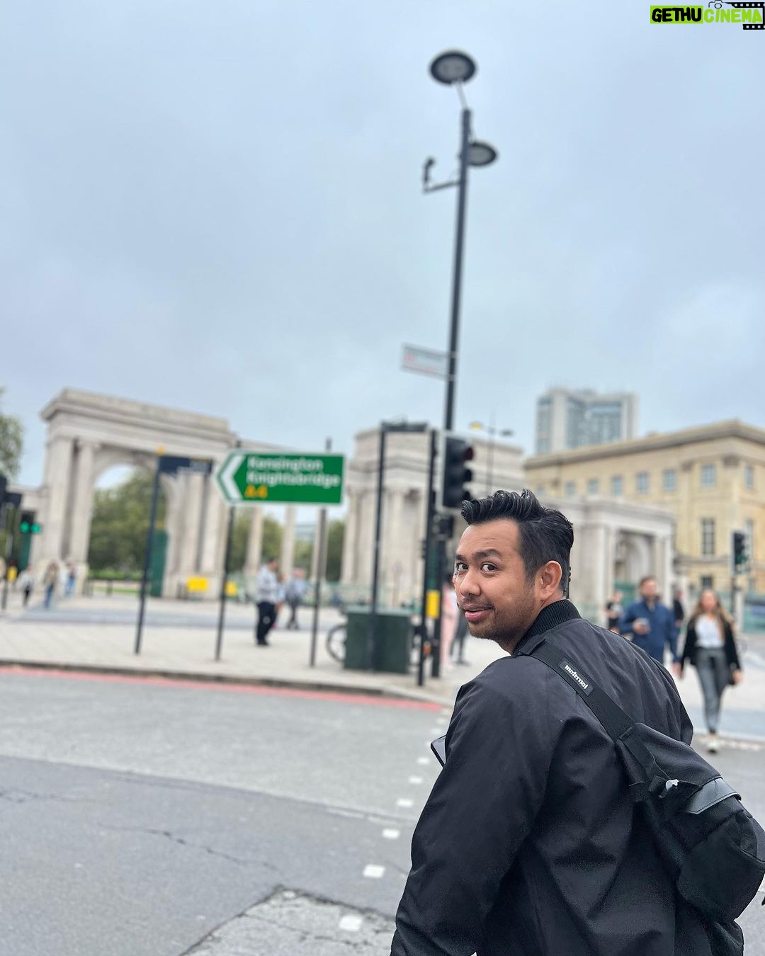 Zulin Aziz Instagram - Jom Zulin nak share pengalaman di London🇬🇧 Masa stay dekat @theestatelondon ni memang mudah nak kemana pun.Jalan kaki je nak pergi Primark hehe. Train station pun dekat,ada surau , ada Halal market semua depan rumah. Memang jalan kaki je nak kemana pun. @theestatelondon sediakan kelengkapan memasak jgk + korang boleh la berjimat duduk London ni kan. Semua benda mahal tapi bila masak,mmg banyak sangat jimat sbb barang basah dia murah ! @theestatelondon ada 4 bilik dan 3 bilik air. Memang selesa utk satu family nak stay. Nanti korang follow and tengok kat @theestatelondon .korang mesti jatuh cinta dgn location,hiasan dia ish semualah perfect! Zulin nak menabung ni..nak repeat lagi. Haih xboleh move on la London ni. Cuaca best,org2 dia pun baik2,nak cari makanan halal,surau semua mudah kat London. Okay laa jom skodeng @theestatelondon . Nak lepas rinduuuuuu 😭 London, United Kingdom