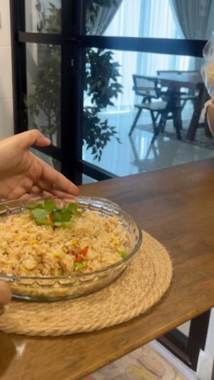 Zulin Aziz Instagram - Harini sistur masak nasi goreng bedal 
breakfast utk suami  before pi kerja 🩷

Ok now nak sambung bagi kucing wetput,
Kemas rumah and prepare lunch.
Lepastu? 

Sis layan netflix dan tertidur dengan sendirinya 😌