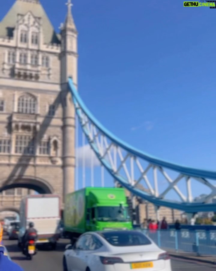 Zulin Aziz Instagram - Sampai je London ,terus dapat 5G! Kerjaya macam Zulin ni sangat memerlukan internet.Lagi2 dah ceburi dalam business online ni.Live,content,marketing,semuanya memerlukan internet dan kelajuan internet sangatlah penting! Walaupun travel kesana kemari, langsung tak mengganggu kerja Zulin pun. bila jauh dgn family,dapat facetime, Share moment dkt story & macam2 lagi tanpa ada masalah ❤️ Thank you so much @roamingmanmy Teman Zulin ke Turki & London 😘 Kalau korang plan nak bercuti ke luar negara,tak payah pening2 nak tukar simcard lah,roaming data mahal2. Sewa je pocket wifi dari @roamingmanmy dekat Airport & boleh share 5 org tau. Bateri pun tahan seharian. Bila Travel,ingat @roamingmanmy ❤️ London, United Kingdom