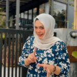 Zulin Aziz Instagram – Zulin bawak Family Healing dekat @theestatehulurening .

Hari pertama padat aktiviti dari awal sampai sampai pagi rasanya masih melepak lagi ni. Geng lelaki siap bawak shisha ,nak shisha kat luar ni.Kemainnnnnn eh!

Selain dari tu kami Masak2,main game,Mandi kolam mandi sungai.
Malam pulak kami BBQ. Tengah malam kejap lagi ada 
Aktiviti makan durian  yummms!

Segala brg dapur semua lengkap!
Bawak je brg basah. Itu yg syiok masak kat sini.

The Estate Hulu Rening,
Terletak dekat kawasan kampung yg bersih & tenang.
Kalau nak healing dengan family memang sesuai sangat tempat ni.
Muat utk 20 Pax tau. Ada 5 bilik besar.Semua ada Balcony dengan view yg sangat menenangkan.

Bukan je cantik,bersih @theestatehulurening dapat rapatkan hubungan kekeluargaan dengan mcm2 aktiviti kat sini ❤️

Esok pagi kami nak masak2  and breakfast tepi sungai 😍.
Masak lunch dulu,kemas2 baru balik kl.

Arghhhhh… still rasa xpuas.
Semoga ada rezeki lagi bawak family datang sini.
Syukur Alhamdulillah.

Thank you so much 
@theestatehulurening 
Dato @azrilradzi 🙏🏼