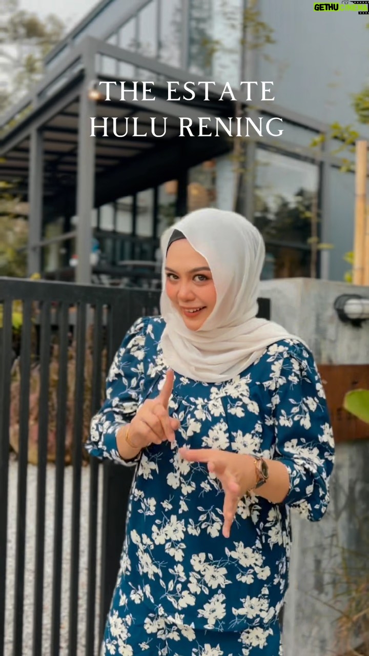 Zulin Aziz Instagram - Zulin bawak Family Healing dekat @theestatehulurening . Hari pertama padat aktiviti dari awal sampai sampai pagi rasanya masih melepak lagi ni. Geng lelaki siap bawak shisha ,nak shisha kat luar ni.Kemainnnnnn eh! Selain dari tu kami Masak2,main game,Mandi kolam mandi sungai. Malam pulak kami BBQ. Tengah malam kejap lagi ada Aktiviti makan durian yummms! Segala brg dapur semua lengkap! Bawak je brg basah. Itu yg syiok masak kat sini. The Estate Hulu Rening, Terletak dekat kawasan kampung yg bersih & tenang. Kalau nak healing dengan family memang sesuai sangat tempat ni. Muat utk 20 Pax tau. Ada 5 bilik besar.Semua ada Balcony dengan view yg sangat menenangkan. Bukan je cantik,bersih @theestatehulurening dapat rapatkan hubungan kekeluargaan dengan mcm2 aktiviti kat sini ❤️ Esok pagi kami nak masak2 and breakfast tepi sungai 😍. Masak lunch dulu,kemas2 baru balik kl. Arghhhhh… still rasa xpuas. Semoga ada rezeki lagi bawak family datang sini. Syukur Alhamdulillah. Thank you so much @theestatehulurening Dato @azrilradzi 🙏🏼