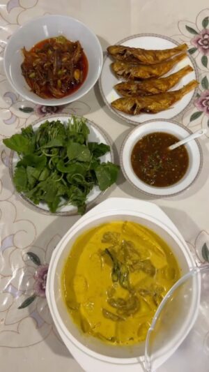 Zulin Aziz Instagram - Baru siap masak 👩🏻‍🍳

Masak lemak daging
Ikan kerisi goreng
Sambal petai ikan bilis
Ulam
Sambal belacan thai

Hujan lebat.. makan nasi panas2 …fuhhh!

#puanzulinkedapur