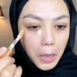 Zulin Aziz Instagram - Ni tutorial betul2. Asyik jd org tua je 😆 Ni look simple lah. Zulin suka makeup nampak fresh. Tp sumpah best gila eyebrow gel tu!😍 Moisturiser : innisfree Primer : Dior Eyebrow Gel : 4 U 2 Eyebrow Liner : Glossier concealer : Esqa Contour: Charlotte Tilbury Cream blusher : Rare Beauty (Happy) Loose powder : Laura mercier Eye liner : Nong chat Mascara : Maybelline (Sky High) Highlighter : Rare Beauty (mesmerise) Spray : You Lip matte : Syed Dewa ( Hijaz)