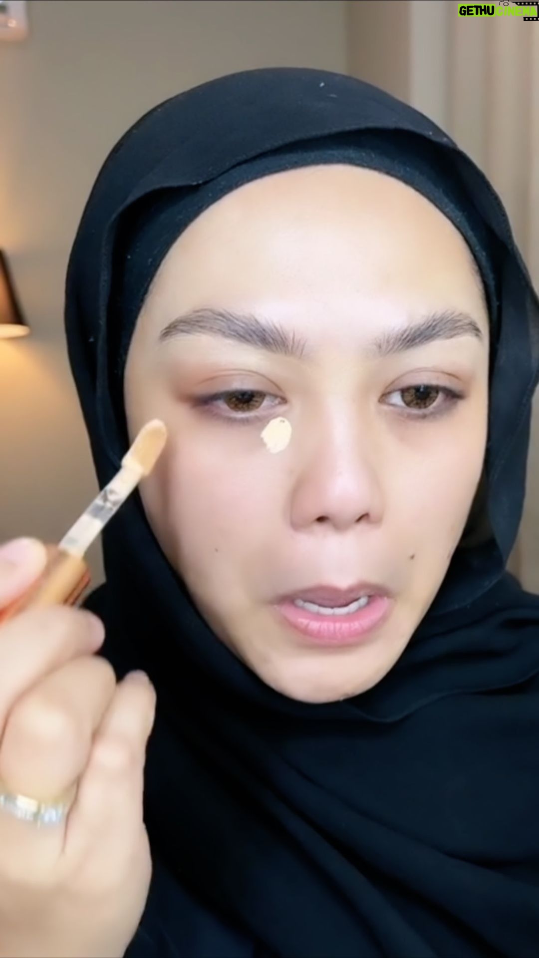 Zulin Aziz Instagram - Ni tutorial betul2. Asyik jd org tua je 😆 Ni look simple lah. Zulin suka makeup nampak fresh. Tp sumpah best gila eyebrow gel tu!😍 Moisturiser : innisfree Primer : Dior Eyebrow Gel : 4 U 2 Eyebrow Liner : Glossier concealer : Esqa Contour: Charlotte Tilbury Cream blusher : Rare Beauty (Happy) Loose powder : Laura mercier Eye liner : Nong chat Mascara : Maybelline (Sky High) Highlighter : Rare Beauty (mesmerise) Spray : You Lip matte : Syed Dewa ( Hijaz)