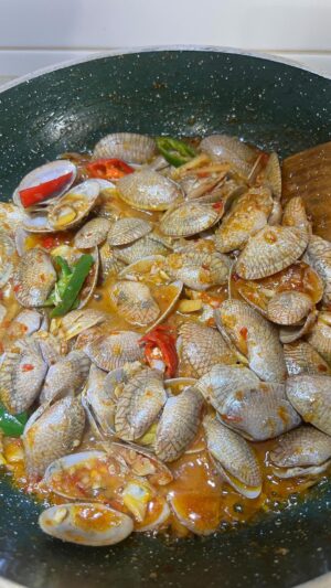 Zulin Aziz Instagram - Lala masak pedas siap 👩🏻‍🍳
Tabur sikit daun ketumbar… yummms!

Lepasni tinggal goreng telur dadar.
masak awai xkalut.
Harini aktiviti mengurus rumah,cuci carpet,
Cuci baju phewww🥲.

Aku paling laaa maleh lipat baju.
Suruhla kemas rumah ke,masak utk kenduri pun aku sggp
Tapi kalau lipat baju ….😭

#puanzulinkedapur