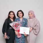 Zulin Aziz Instagram - Congrats @e.llfara ❤️ Kerja bagus2 okay! ✈️ #sisters