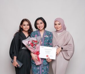 Zulin Aziz Instagram - Congrats @e.llfara ❤️
Kerja bagus2 okay! ✈️

#sisters
