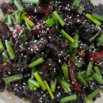 Zulin Aziz Instagram - Daging Ginger + Garlic apa nama dia xtau🤣 Terinspirasi dari Chef @bluelittleboat tokey Restaurant Chinese Muslim. Sedap gilaaaaaa!! Simple tapi haih xyah cari lauk lainlah. Masak telur dadar cukup dah dengan lauk ni. Korang cuba tau. Kalau ada kacang gajus boleh letak. Zulin xdak stock plak dah. Tapi tatap rasa dia Mantop😋 #puanzulinkedapur