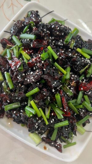Zulin Aziz Instagram - Daging Ginger + Garlic apa nama dia xtau🤣

Terinspirasi dari Chef @bluelittleboat tokey Restaurant Chinese Muslim. Sedap gilaaaaaa!! Simple tapi haih xyah cari lauk lainlah.

Masak telur dadar cukup dah dengan lauk ni.
Korang cuba tau. Kalau ada kacang gajus boleh letak.
Zulin xdak stock plak dah. Tapi tatap rasa dia Mantop😋

#puanzulinkedapur