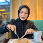Zulin Aziz Instagram – Tak makan pun ..suapkan je.
Diet kan 😌
Lens : @fabullens
Bawal : @leyazara.my
