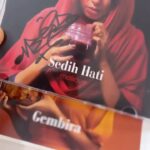 Zulin Aziz Instagram – Yeayyyy Thank You So Much Malique 🧚🏻
Korang boleh dapatkan CD single Terbaru 
Sedih Hati by Malique kat qarmashop.com  @qarmastudios !

Karya dia kali ni lain maciammm !!!
👏🏽👏🏽👏🏽👏🏽👏🏽👏🏽