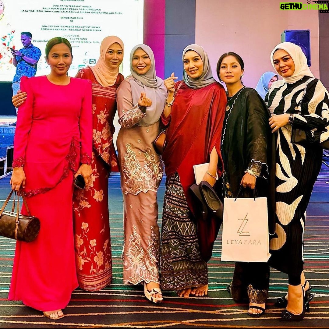 Zulin Aziz Instagram - Majlis menyantuni Anak2 istimewa bersama @warisanputericharity . Goodjob @emeliehanif_ ❤️ Tersenyum bahagia tengok anak2 tu. Semoga melimpah ruah rezeki buat semua yang terlibat 🤲🏻. Inilah kawan2 industri yang kawan berpuluh tahun dari zaman susah sampai sekarang. MashaAllah.. cepat masa berlalu… masing2 dah tua bangka . Tapi energy and perangai masih sama ya! Tintong tak leh buang. Syg semuaaa❤️🥰