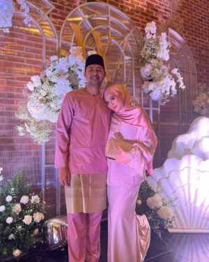 Zulin Aziz Instagram - Selamat Pengantin Baru 
@shuibsepahtu & @iamwatie 💕

Takleh share lagi gambar & Video pengantin.Nanti korang tengok kat Astro okay. Manis betul dorang😍