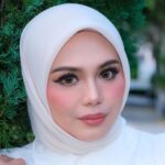 Zulin Aziz Instagram – First time makeup look ni.
Thank you @suziana.temizer.muaipoh 😍

Kalau korang nak cari MUA area Ipoh,
Roger je @suziana.temizer.muaipoh .
Luar kawasan pun dia boleh mai.
Tapi sebab dia laku keras..gi book lekaih.
❤️😘❤️