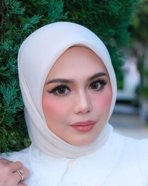 Zulin Aziz Instagram - First time makeup look ni.
Thank you @suziana.temizer.muaipoh 😍

Kalau korang nak cari MUA area Ipoh,
Roger je @suziana.temizer.muaipoh .
Luar kawasan pun dia boleh mai.
Tapi sebab dia laku keras..gi book lekaih.
❤️😘❤️
