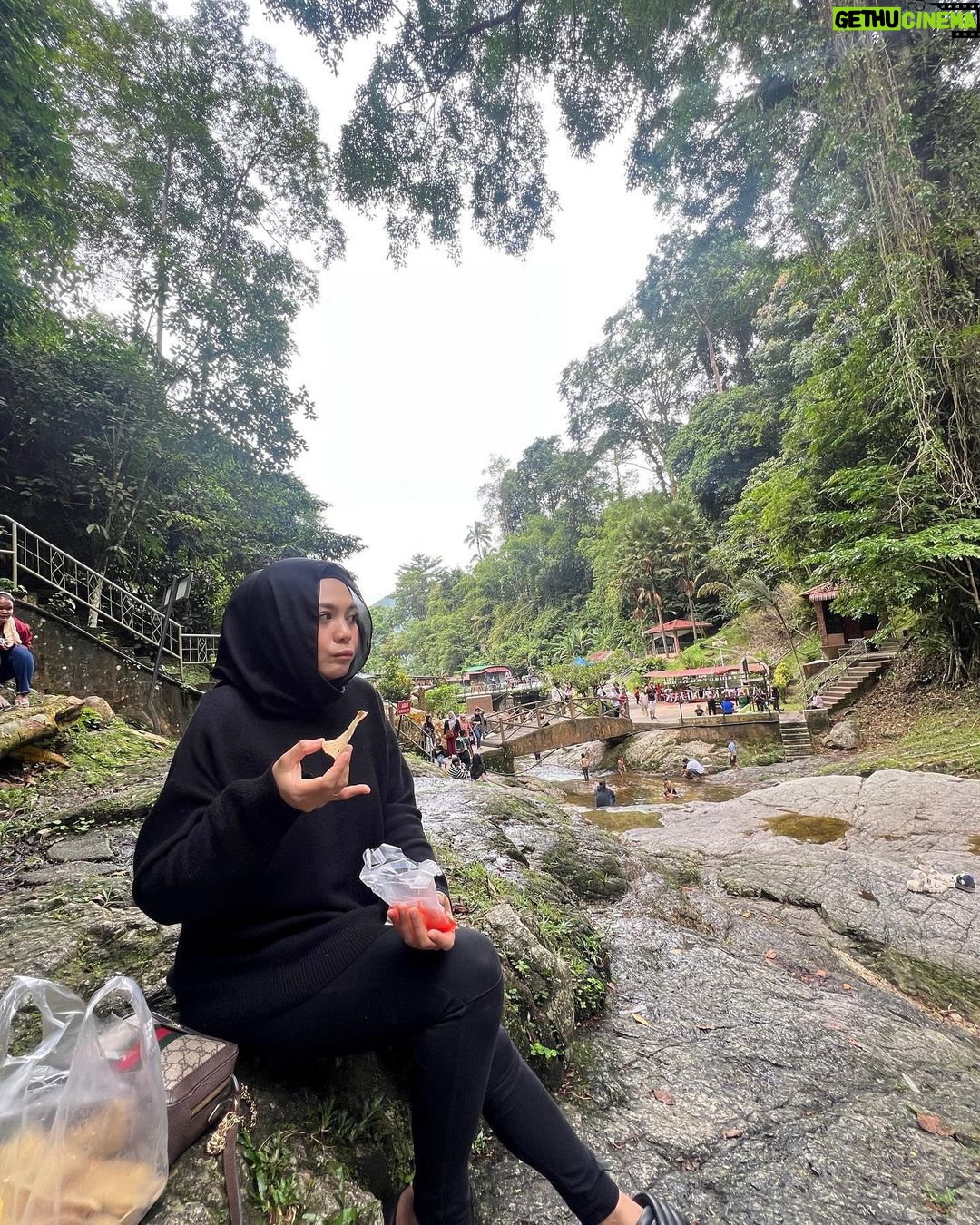 Zulin Aziz Instagram - Ada org nak mandi Air Terjun pulak dah. Aku tetap dengan kopok lekor aku 😋