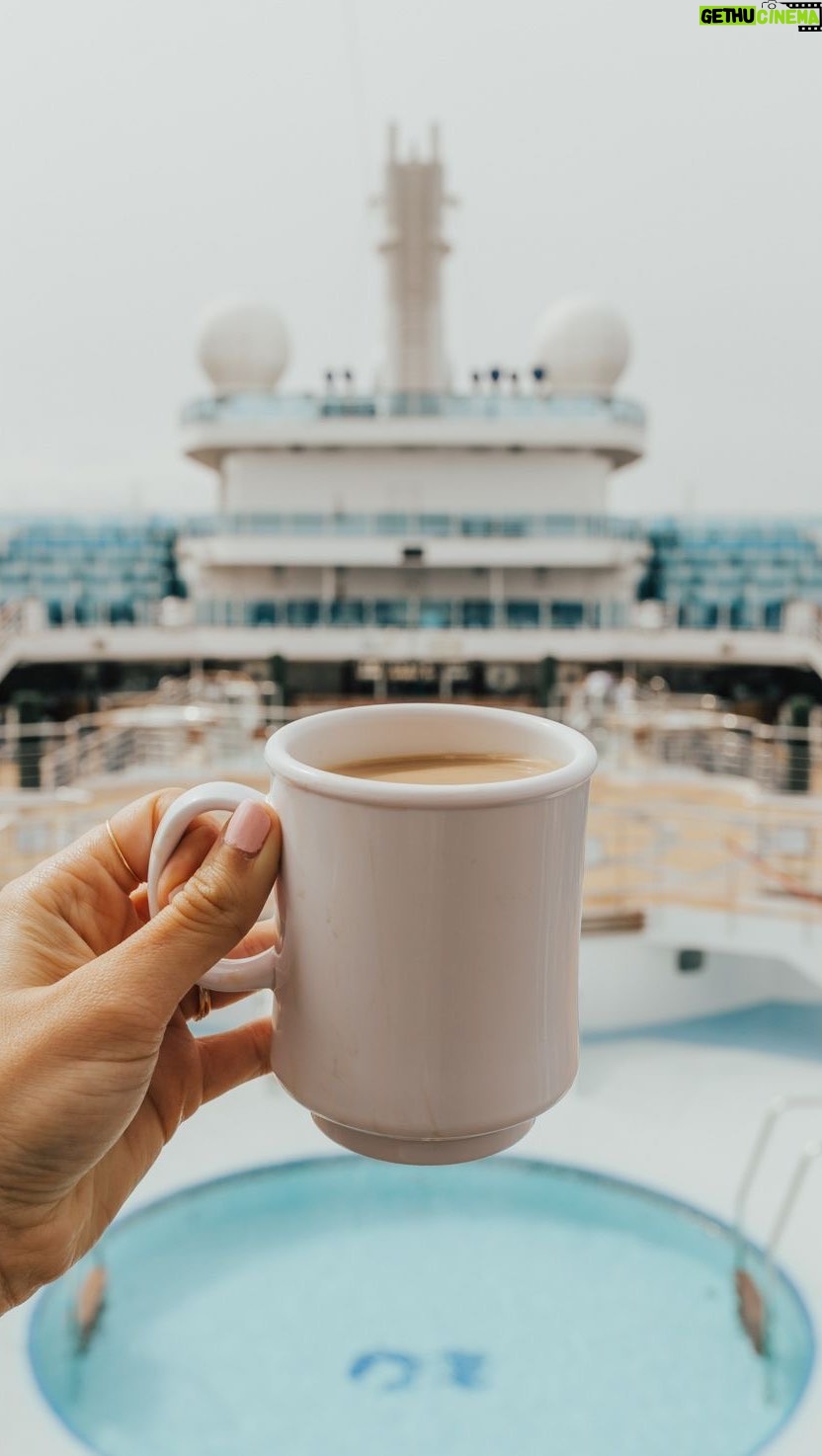 Zulin Aziz Instagram - Terima kasih @islamicruise @pelayaranislamik bawak zulin Bersama2 join program ilmiah atas cruise ni. MashaAllah satu pengalaman luar biasa! Solat berjemaah,kiamulai kat tengah2 laut sambil menyaksikan lautan ciptaan Allah yang besar dan cantik ni. Allahuakhbar!! Nanti tengok story Zulin okay Zulin share aktiviti sepanjang bersama pelayaran islamik 🚢