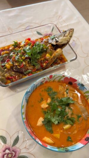Zulin Aziz Instagram - Harini selera kedai Tomyam.

Tomyam ayam & ikan siakap 3 rasa
Tinggal nak goreng telur dadar. Siap!

Masak lambat sikit harini sebab breakfast td kenyang lagi.

Harini husband work from home. Kasik dia happy sikit kerja.
Dari tadi menghadap laptop uruskan kerja dia.

Korang Lunch apa tadi?
#puanzulinkedapur