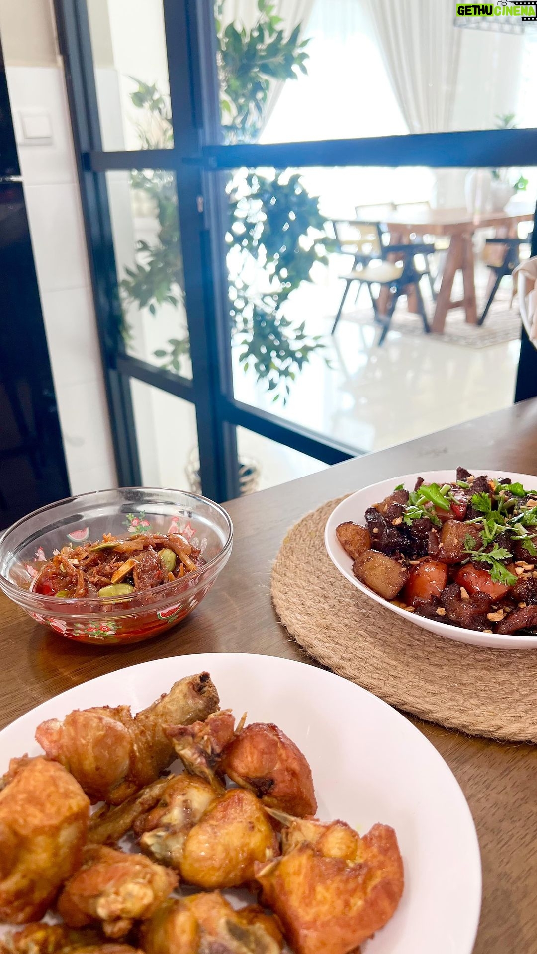 Zulin Aziz - 12.5K Likes - Harini masak campak-campak..
Daging kicap pedas manis entah apa nama dia sebab aku main campak je apa ada . Dia rasa pedas manis yang penting sedap😋.
Ayam goreng
Sambal ikan bilis petai
Sayur tak masak.Tunggu suami balik kerja baru goreng sayur sebab Zulin tak suka makan sayur 😆.
#puanzulinkedapur
