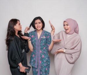 Zulin Aziz Instagram - Congrats @e.llfara ❤️
Kerja bagus2 okay! ✈️

#sisters