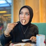 Zulin Aziz Instagram – Tak makan pun ..suapkan je.
Diet kan 😌

Lens : @fabullens 
Bawal : @leyazara.my