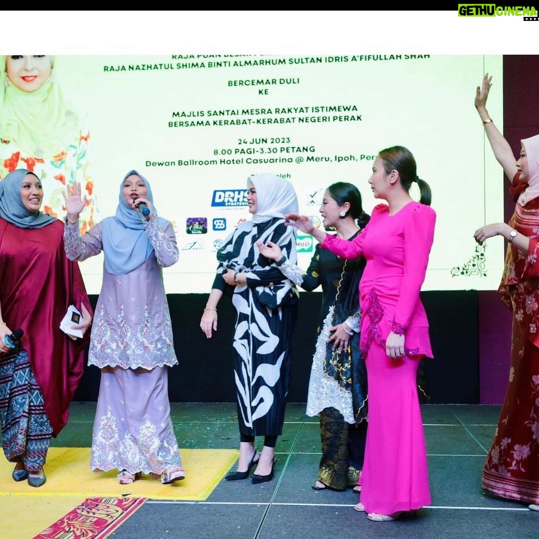 Zulin Aziz Instagram - Majlis menyantuni Anak2 istimewa bersama @warisanputericharity . Goodjob @emeliehanif_ ❤️ Tersenyum bahagia tengok anak2 tu. Semoga melimpah ruah rezeki buat semua yang terlibat 🤲🏻. Inilah kawan2 industri yang kawan berpuluh tahun dari zaman susah sampai sekarang. MashaAllah.. cepat masa berlalu… masing2 dah tua bangka . Tapi energy and perangai masih sama ya! Tintong tak leh buang. Syg semuaaa❤️🥰