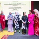 Zulin Aziz Instagram - Majlis menyantuni Anak2 istimewa bersama @warisanputericharity . Goodjob @emeliehanif_ ❤️ Tersenyum bahagia tengok anak2 tu. Semoga melimpah ruah rezeki buat semua yang terlibat 🤲🏻. Inilah kawan2 industri yang kawan berpuluh tahun dari zaman susah sampai sekarang. MashaAllah.. cepat masa berlalu… masing2 dah tua bangka . Tapi energy and perangai masih sama ya! Tintong tak leh buang. Syg semuaaa❤️🥰