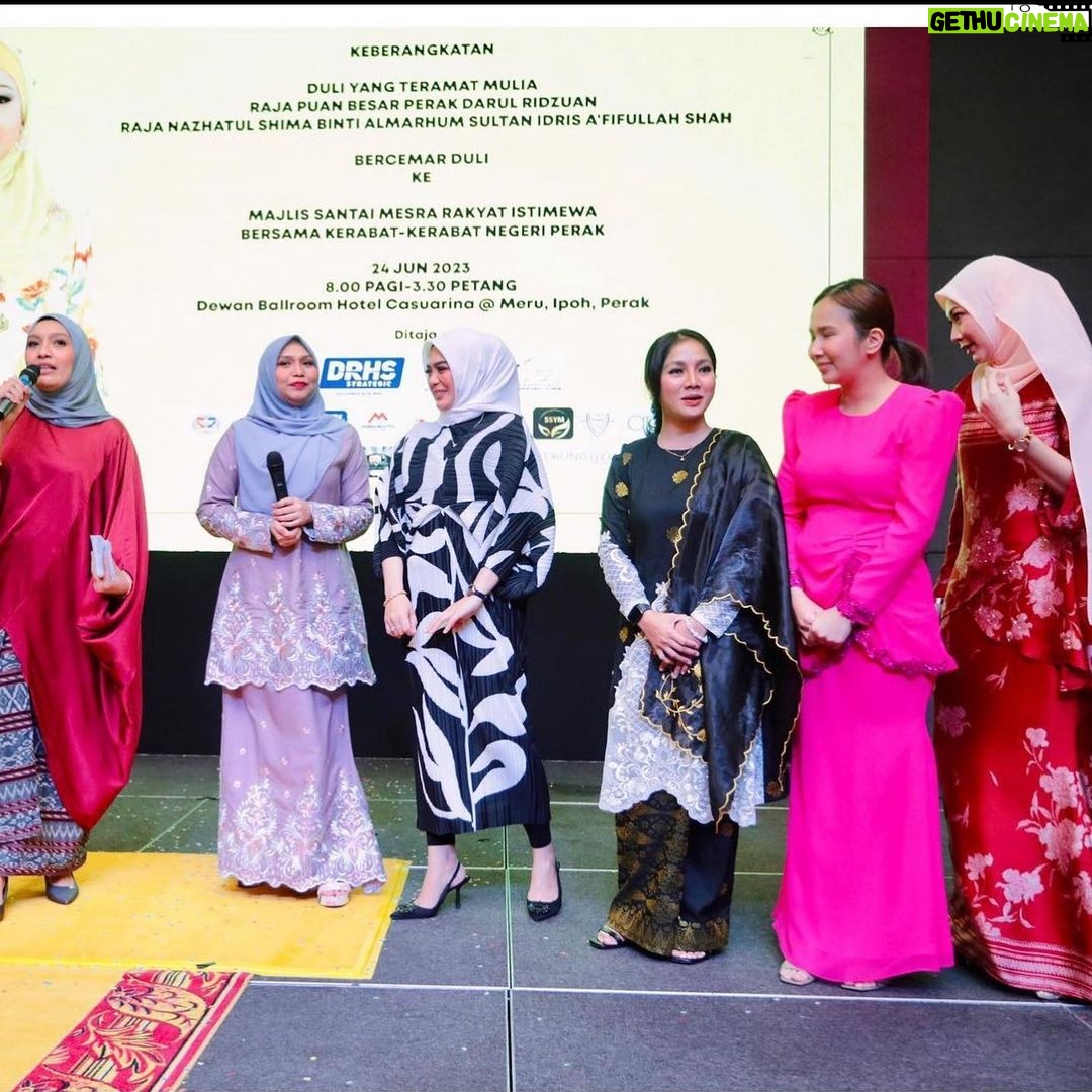 Zulin Aziz Instagram - Majlis menyantuni Anak2 istimewa bersama @warisanputericharity . Goodjob @emeliehanif_ ❤️ Tersenyum bahagia tengok anak2 tu. Semoga melimpah ruah rezeki buat semua yang terlibat 🤲🏻. Inilah kawan2 industri yang kawan berpuluh tahun dari zaman susah sampai sekarang. MashaAllah.. cepat masa berlalu… masing2 dah tua bangka . Tapi energy and perangai masih sama ya! Tintong tak leh buang. Syg semuaaa❤️🥰